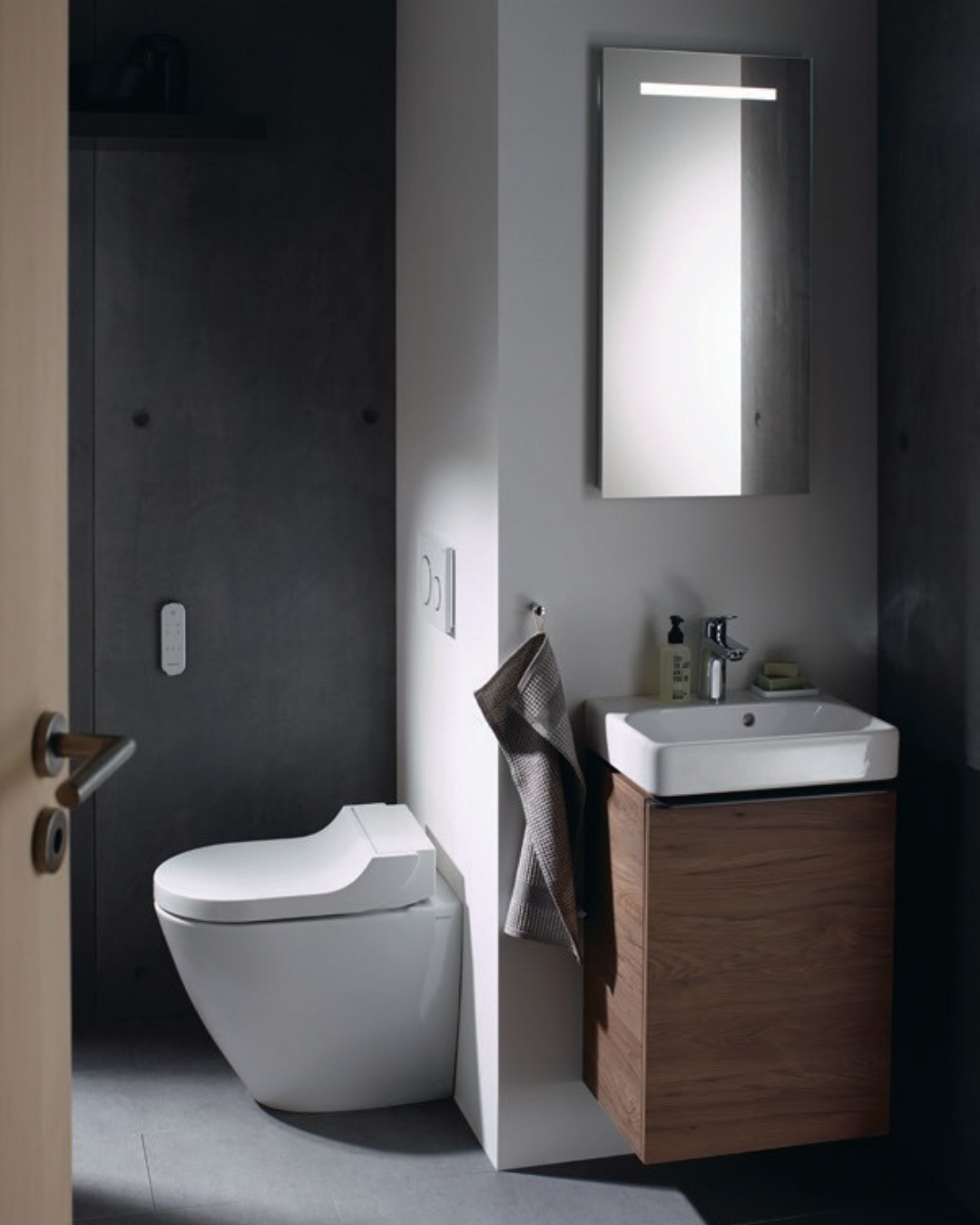 WC japonais dans une salle de bain moderne