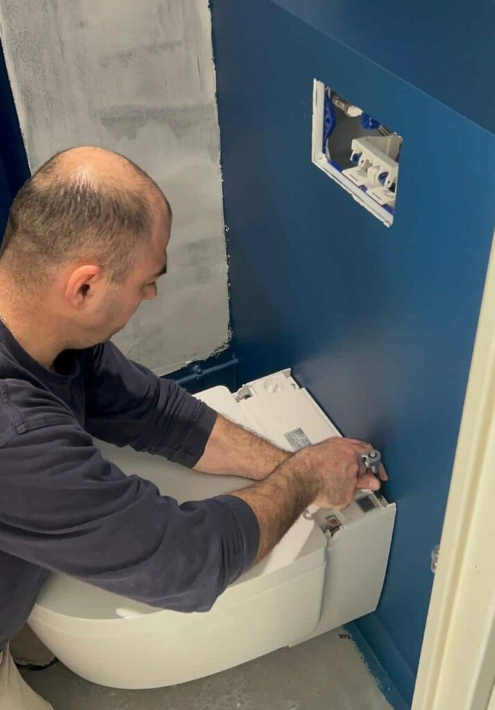 Montage d'un WC lavant blanc chez un client