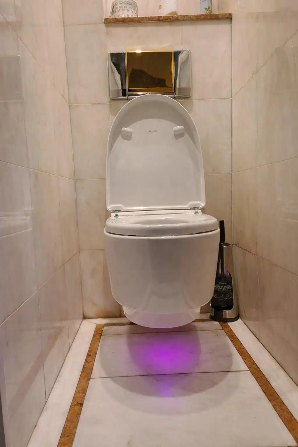 WC lavant avec éclairage