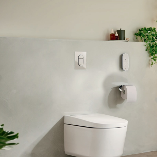 WC lavant blanc avec télécommande monté sur un bâti support