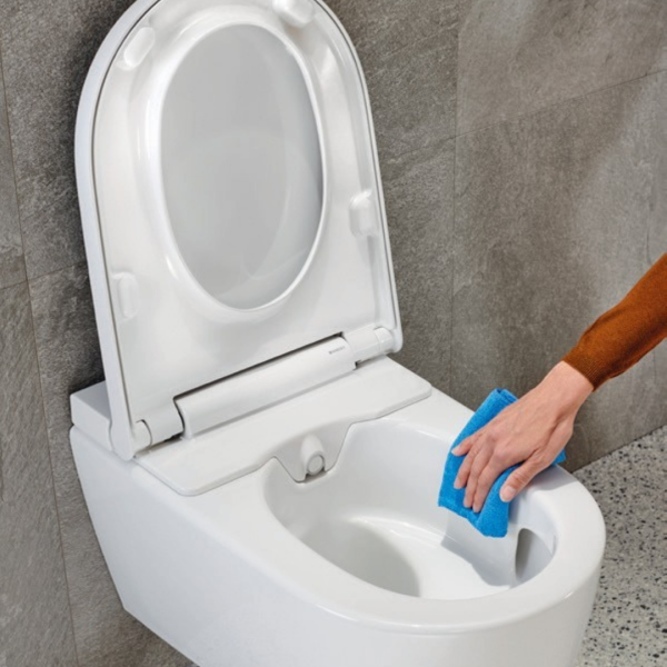 nettoyage d'un wc japonais blanc avec un chiffon